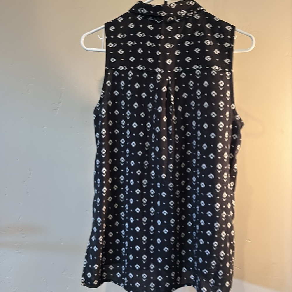 Black Sleeveless Blouse with White Pattern - Picture 2 of 2